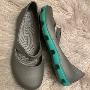 Crocs Maryjane Flats Sz 8 Gray Teal Rubber Slip On Lightweight Ballet Work
Shoe